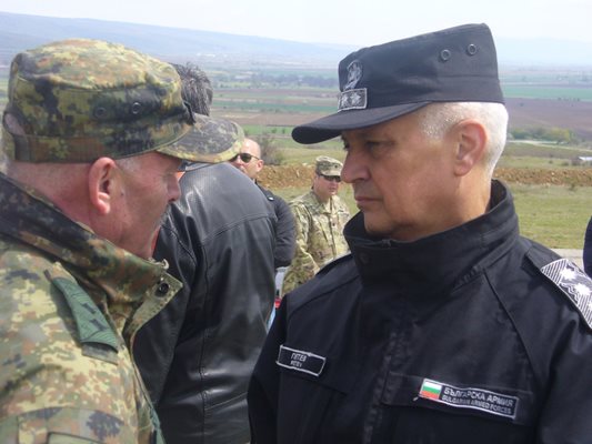 Поверителен разговор между началника на отбраната на Българската армия адмирал Емил Ефтимов /вдясно/ и командирът на Сухопътните войски генерал-майор Михаил Попов.