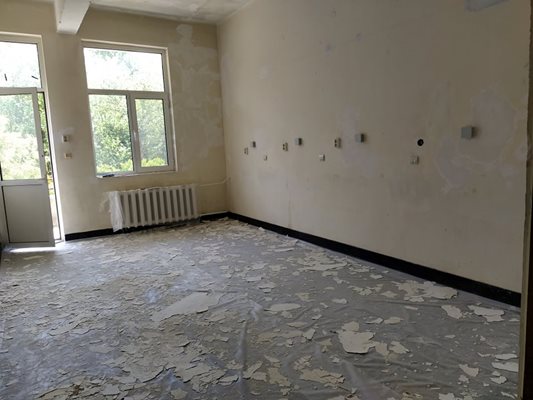 Голяма част от стаите още не са боядисани.