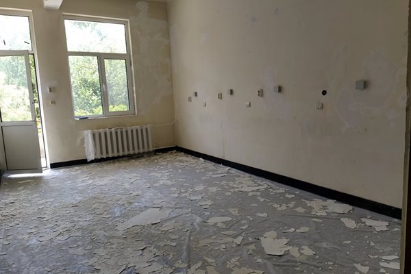 Голяма част от стаите още не са боядисани.