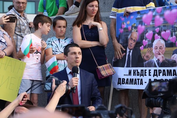 Заместник-председателят на парламента Мирослав Иванов говори на протеста в подкрепа на правителството.
СНИМКА: ГЕОРГИ КЮРПАНОВ