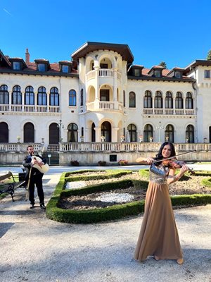 Музикантите заснемат видео в двореца "Врана"