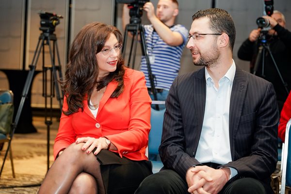 Телевизионната водеща Милена Милотинова  и репортерът Александър Марков
