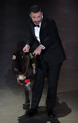 Водещият на оскарите Джими Кимел се появи на сцената с магарето от "Баншите от Инишерин"
СМИМКА: Ройтерс/Carlos Barria