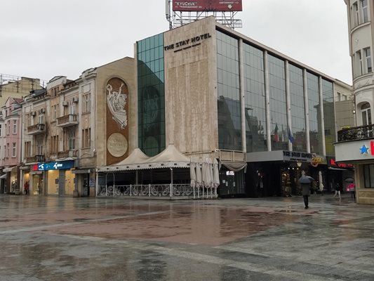 Главната на Пловдив опразнена заради дъжда.