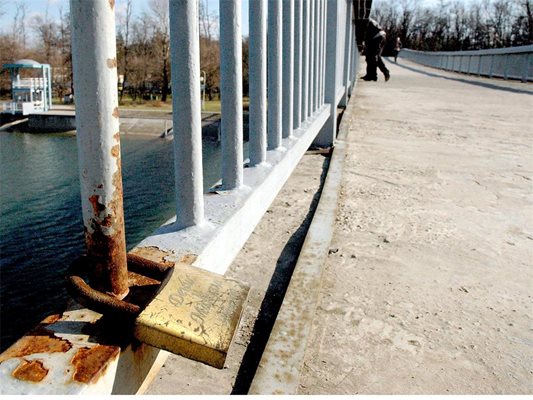 Катинари със сърца огъват моста на Гребната в Пловдив
