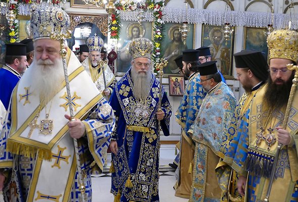 Епископ Сиония (вляво), митрополит Николай, епископ Арсений (вдясно) и митрополит Антоний по време на литургията, който се отличаваше с тържественост.