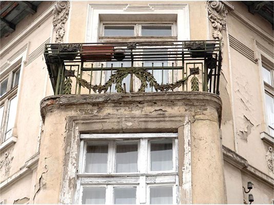 Олющени фасади и липсващи орнаменти загрозяват старите къщи в центъра на София.
СНИМКИ: ДЕСИСЛАВА КУЛЕЛИЕВА