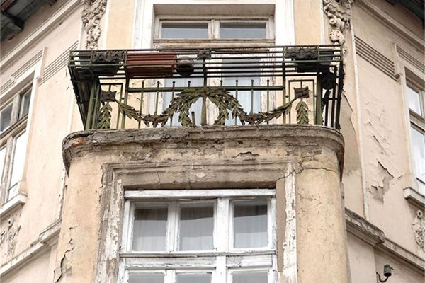 Олющени фасади и липсващи орнаменти загрозяват старите къщи в центъра на София.
СНИМКИ: ДЕСИСЛАВА КУЛЕЛИЕВА