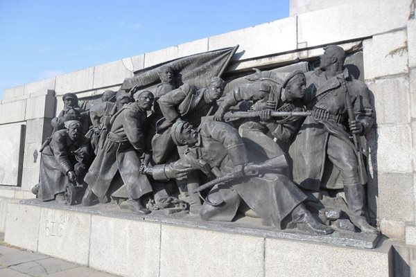 Любомир Далчев не харесвал скулптурната си композиция на източната страна на паметника на Съветската армия.