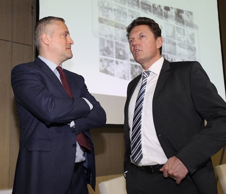 Министър Божидар Лукарски (вляво) разговаря с изпълнителния директор на “Аурубис България” Тим Курт, който е и президент на Германо-българската търговска камара.