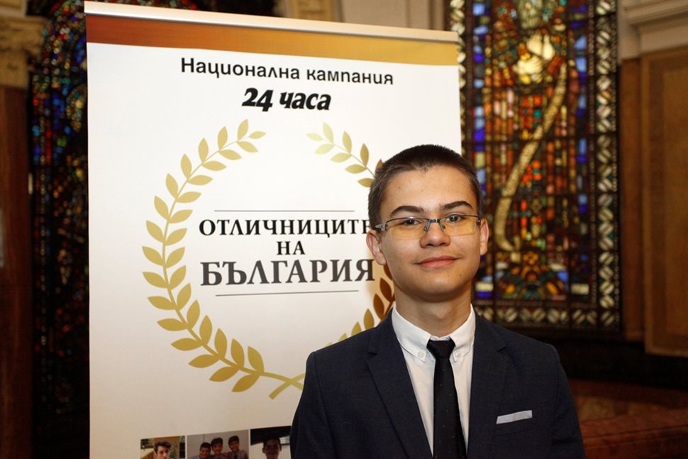 МАРТИН КОПЧЕВ, златен медалист по информатика, създава приложения за телефони