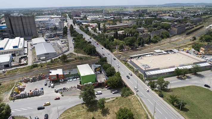 След реконструкцията надлезът над жп линията София-Бургас вече ще бъде с 4 платна, а достъпът до Стара Загора откъм магистрала "Тракия" ще бъде улеснен.