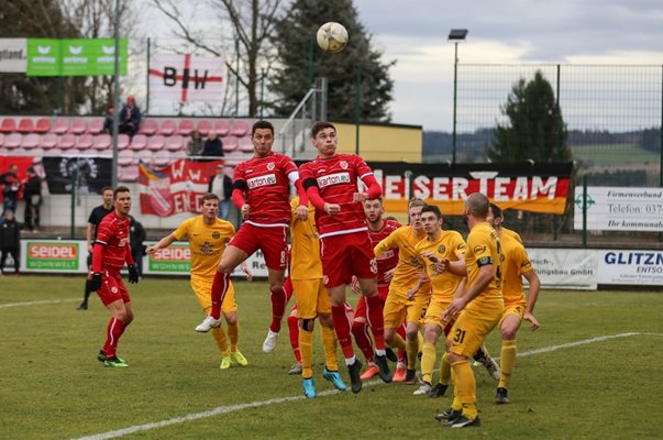 Рангелов (скочилият вляво)  оачква центрираната топка в пеналта на "Ауербах". Снимка: сайт на "Енерги".