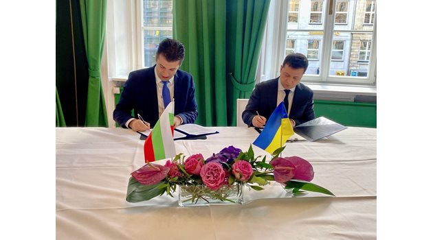 Премиерът Кирил Петков и президентът на Украйна Володимир Зеленски подписаха съвместна декларация в подкрепа на европейската перспектива на Украйна.