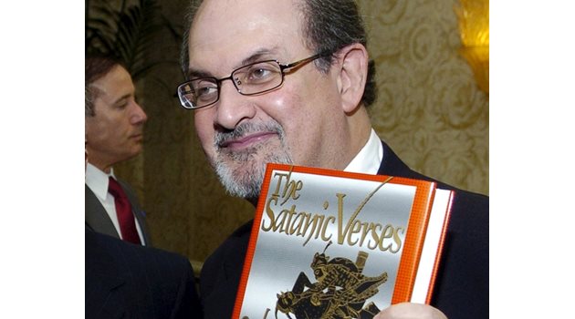 Рушди позира с книгата си “Сатанински строфи” през 2006 г.