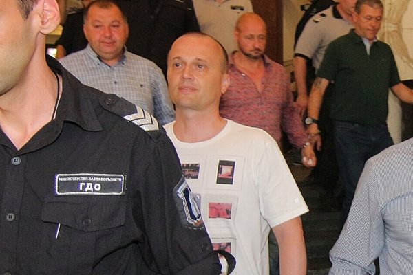 Борис Механджийски (с голата глава) заедно с другите четири ченгета в съда