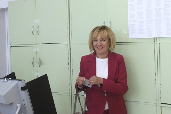 Мая Манолова гласува.
Снимка: Велислав Николов