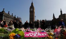 Цветя след атентатите в Лондон