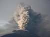 Вулканът Анунг изригна отново, избълва дим на 2 метра височина