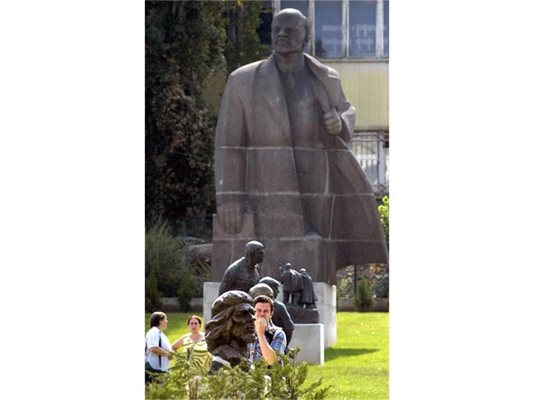 Паметникът на Ленин, демонтиран от площада пред ЦУМ, вече е в музея след години престой по депа.