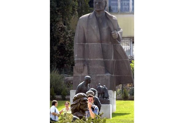 Паметникът на Ленин, демонтиран от площада пред ЦУМ, вече е в музея след години престой по депа.