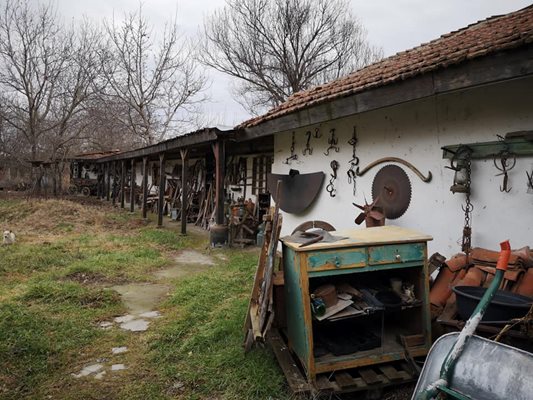 Музеят на мотиката е разположен в двора на художника Тоню Цонев