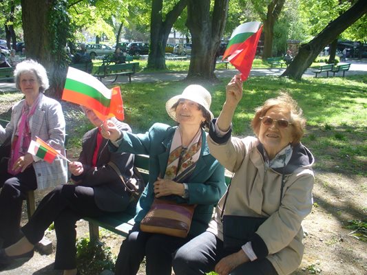 Членове и симпатизанти на БСП отпразнуваха днес Празника на труда 1 май в старозагорския парк "Пети октомври".