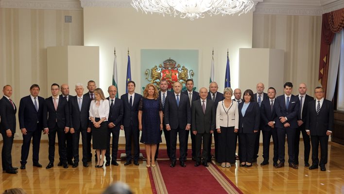 Весела Лечева (с бялото сако вдясно) на срещата с президента Радев
СНИМКА: РУМЯНА ТОНЕВА