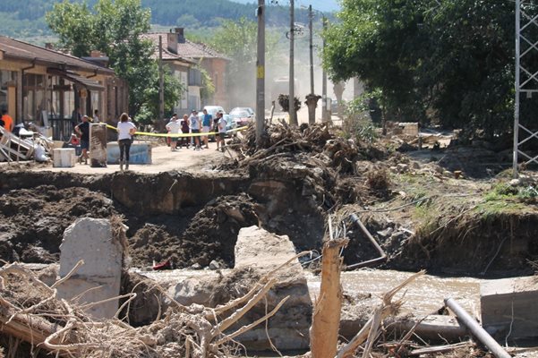 Щетите от бедствието в карловските села са големи.