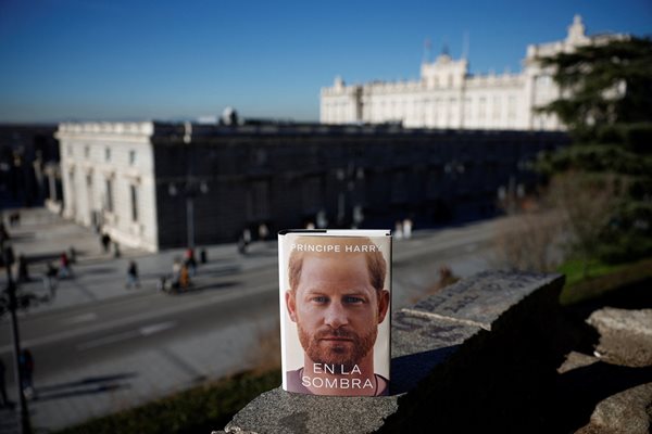 Копие на мемоарите на принц Хари на испански език СНИМКА: Ройтерс
