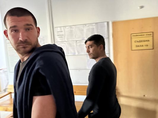 Костадин Николов и Сашо Колев на излизане от съдебната зала.