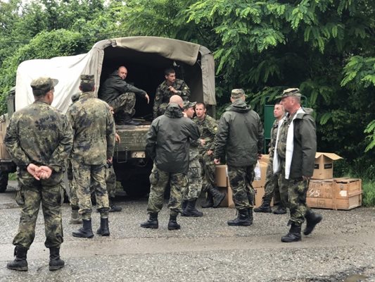 Военни от Сухопътни войски помагат за разчистването на улиците в Берковица.