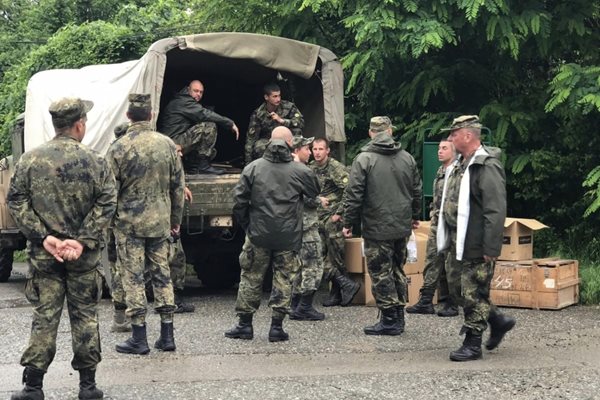 Военни от Сухопътни войски помагат за разчистването на улиците в Берковица.