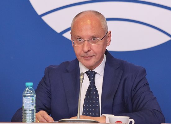 Сергей Станишев е бивш евродепутат и бивш президент на ПЕС, беше лидер на БСП в продължение на 13 г.