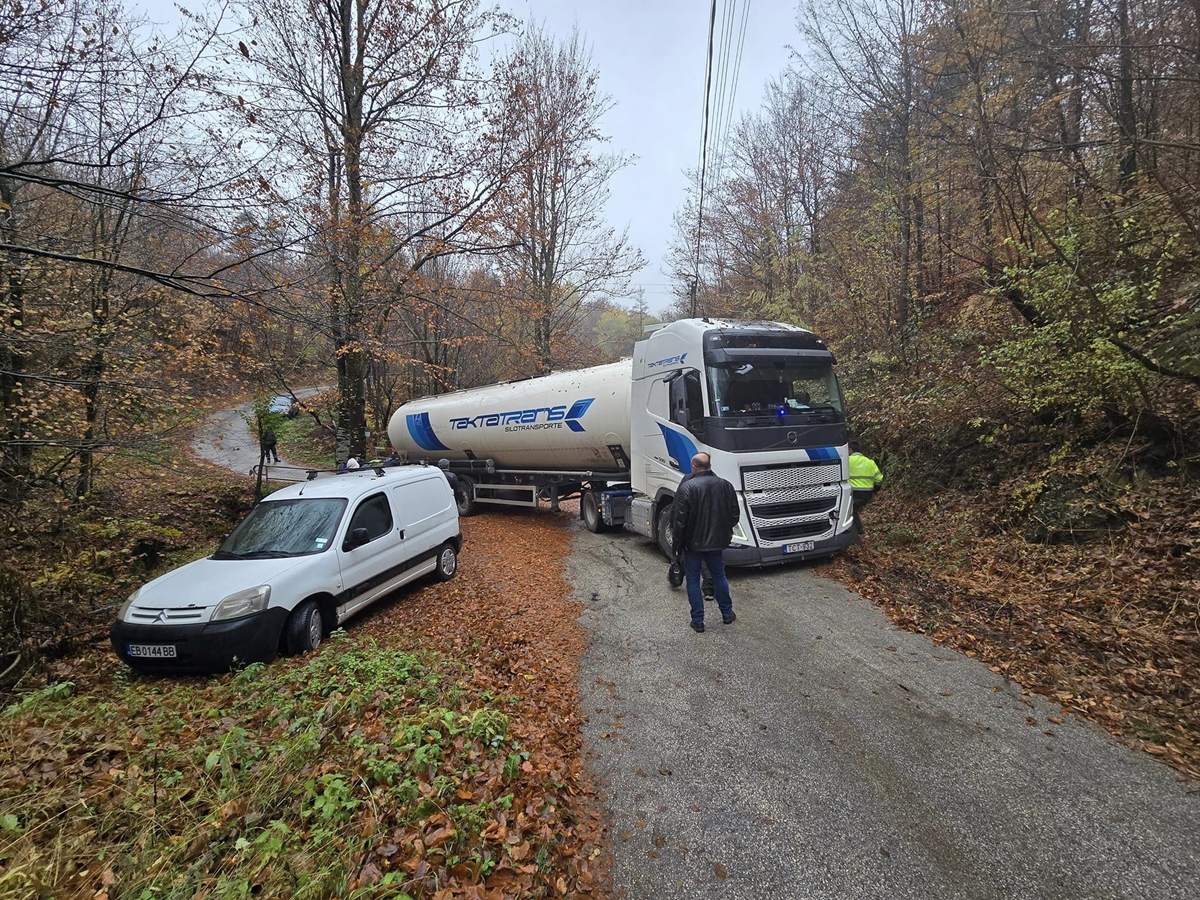 Аварирала цистерна блокира пътя към село Драгневци и спря тока