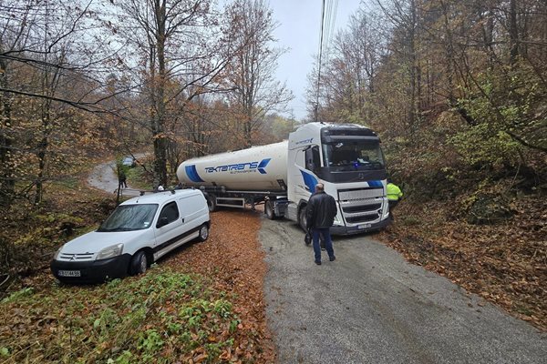 Цистерна аварира и блокира пътя към село Драгневци за четири часа СНИМКИ: Фейсбук/Община Трявна