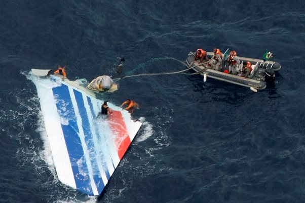 Бразилски моряци вадят останка от самолета на “Ер Франс” в Атлантическия океан на 1200 км североизточно от град Ресифе на 8 юни 2009 г.