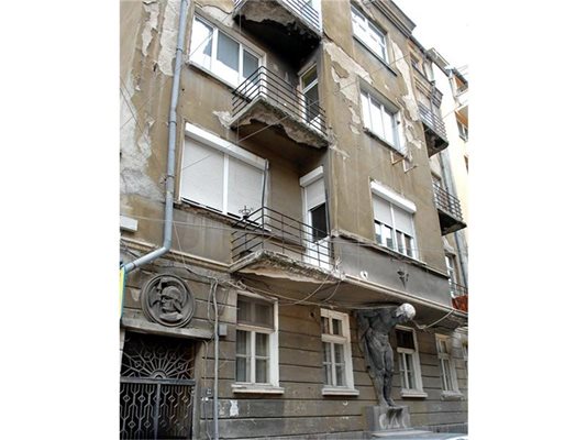 От спешен ремонт се нуждае и стара жилищна кооперация на ул. "Будапеща".

