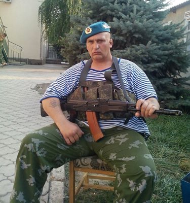 Близнаков позира с военна униформа и автомат в Украйна, където бил част от проруско паравоенно формирование още преди скандала с побоя.