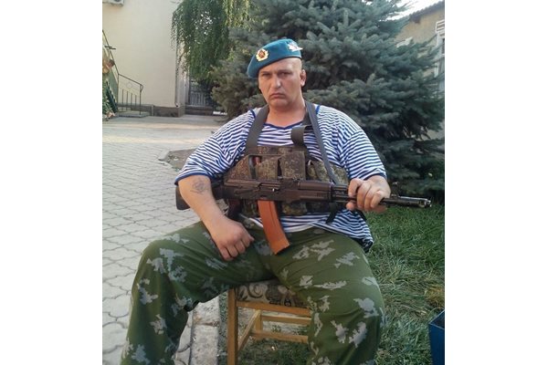 Близнаков позира с военна униформа и автомат в Украйна, където бил част от проруско паравоенно формирование още преди скандала с побоя.