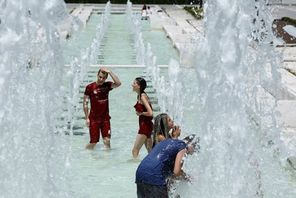 Деца се разхлаждат от рекордните жеги в столицата във фонтаните пред НДК.