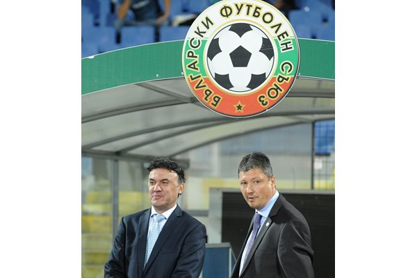 Любослав Пенев и Борислав Михайлов си говорят точно под емблемата на БФС на "Васил Левски".
