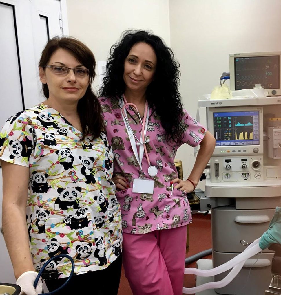 Д-р Сибила Маринова (вдясно) и д-р Ваня Лъчезарова от болницата във Велико Търново, които обясняват на младите какво е донорството.