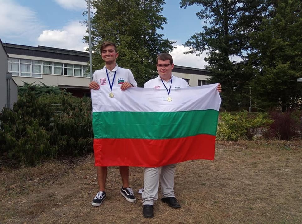 Виктор и Здравко се снимат със знамето за спомен, след като печелят златни медали в Прага.