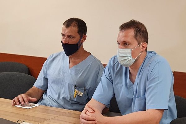 Д-р Найденов (вляво) и доц. Сираков разказаха, че резултатът от сложната операция надминава очакванията. 