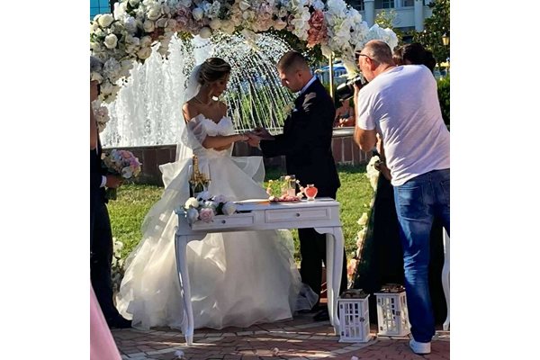 Младоженците си разменят пръстените на ефектна сватбена церемония вПоморие.