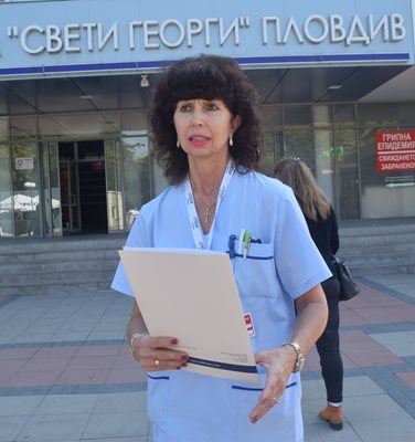 Повече от 30 години Запрянова работи като медицинска сестра и акушерка. 