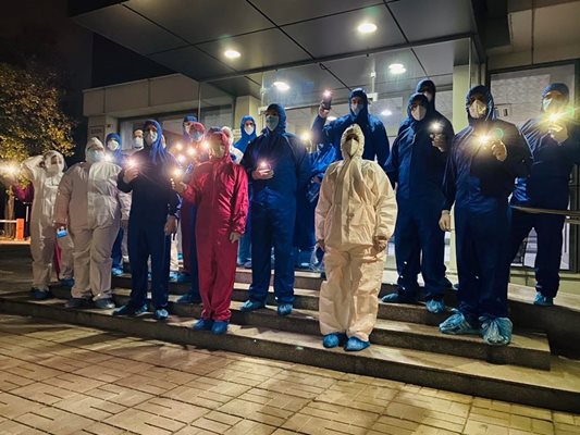 Медиците излязоха пред УМБАЛ "Св. Георги" със защитни облекла и включени фенери на телефоните си.
Снимка: болница "Каспела"