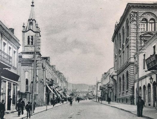 Входът на хотел "Русия" (вдясно), в който отседнал Вазов по време на първото си посещение във Варна.