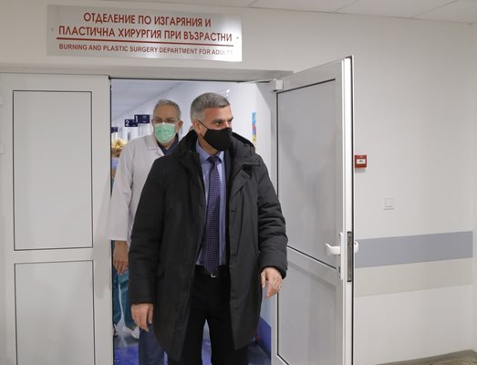 Министър-председателят Стефан Янев посети в „Пирогов“ настанените по спешност седем души, пострадали при тежката катастрофа на автомагистрала „Струма“.
Снимки: МС